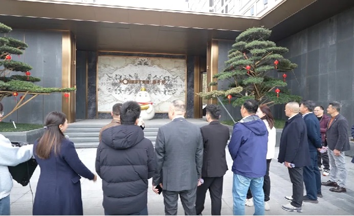 1739871759657137.jpg 秀屿区政府领导及民营经济代表共同考察宏凌柒号院创新理念282.jpg