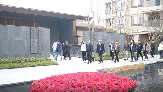 1739871780865892.jpg 秀屿区政府领导及民营经济代表共同考察宏凌柒号院创新理念393.jpg