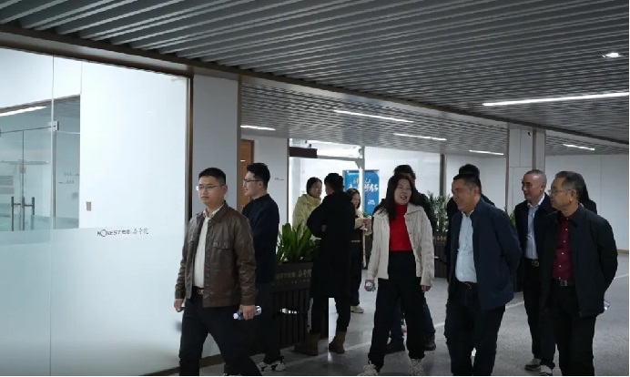 1739871803264678.jpg 秀屿区政府领导及民营经济代表共同考察宏凌柒号院创新理念465.jpg